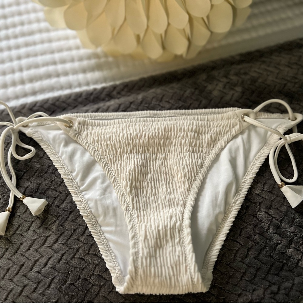 Victoria Secret’s White Bikini Tie Bottoms 👙